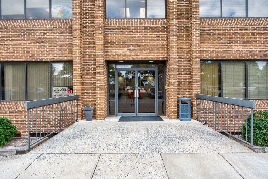 2050 Old Bridge Rd, Woodbridge, VA à vendre - Photo du bâtiment - Image 2 de 44