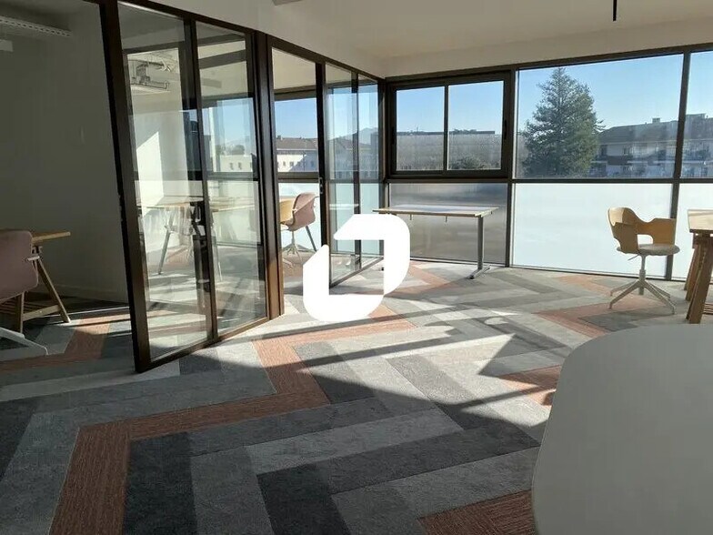 Office in Talence for lease - Interior Photo - Image 1 of 15