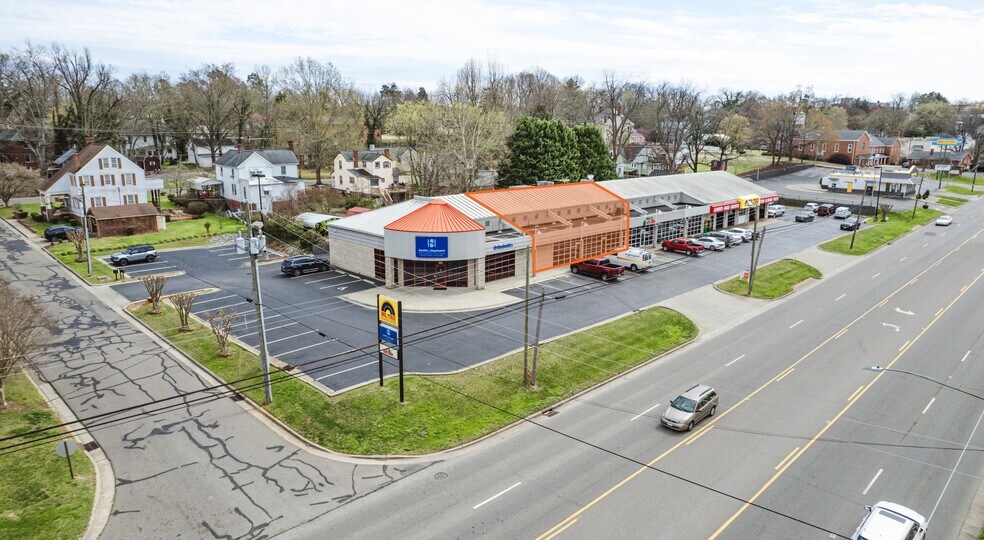 416-424 N Madison Blvd, Roxboro, NC à louer - Photo du bâtiment - Image 1 de 8