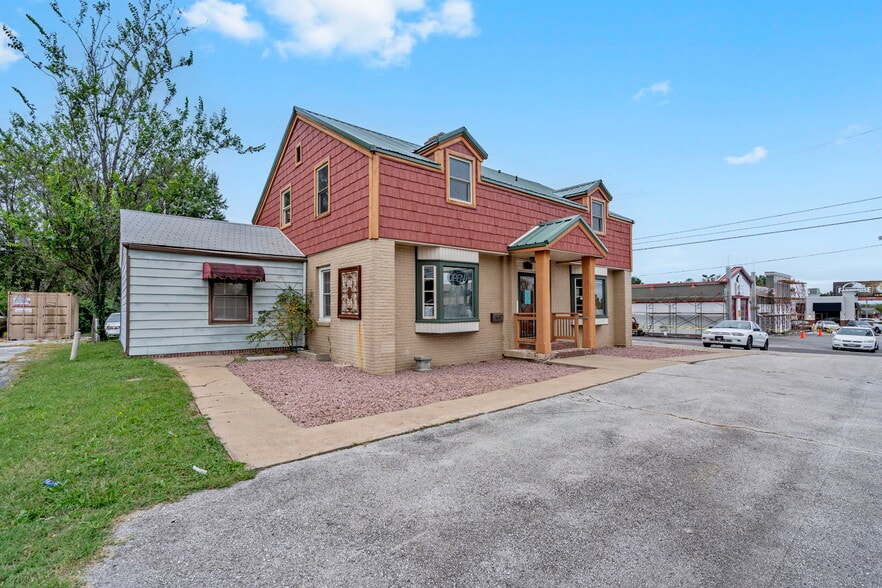 703 S Glenstone Ave, Springfield, MO for sale - Building Photo - Image 3 of 17