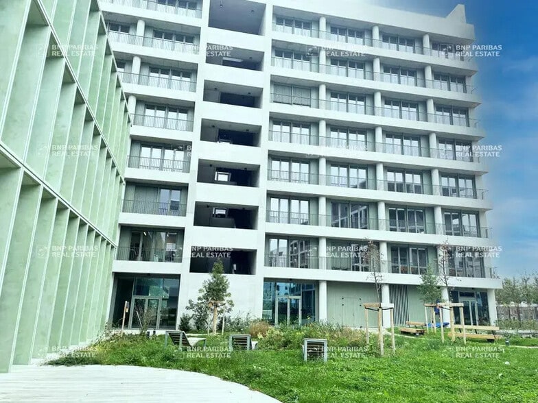 Office in Lyon for lease - Building Photo - Image 3 of 14
