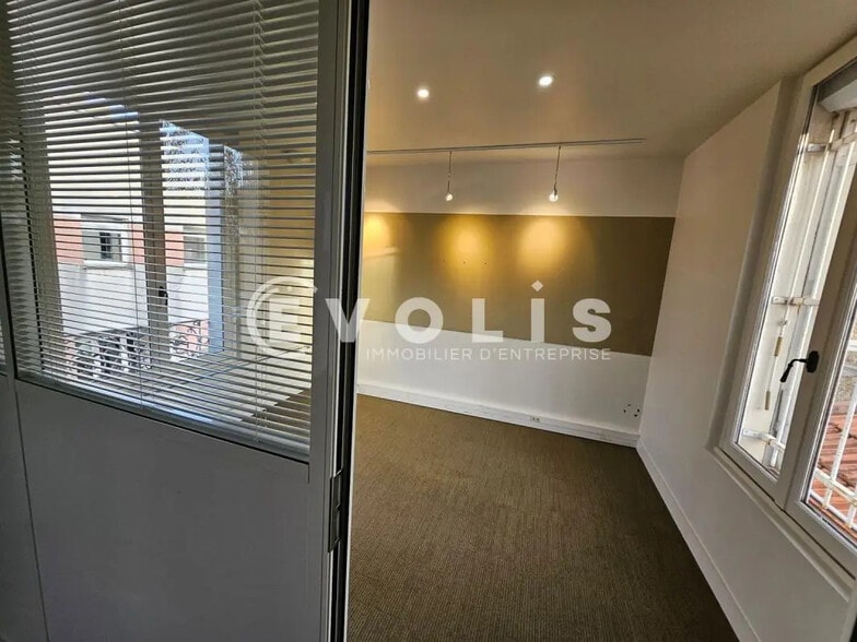 Bureau dans Cachan à louer - Photo du bâtiment - Image 2 de 22