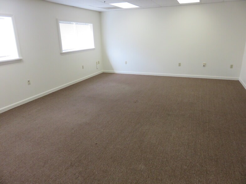 1200 Corporate Blvd, Lancaster, PA à louer - Photo du bâtiment - Image 2 de 4