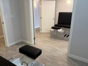 10130-10132 105 St NW, Edmonton, AB à louer Photo intérieure- Image 2 de 3