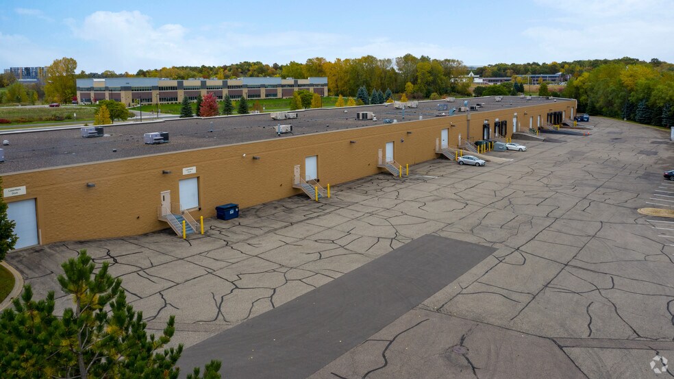 2945 Lone Oak Dr, Eagan, MN à louer - Photo du bâtiment - Image 2 de 11