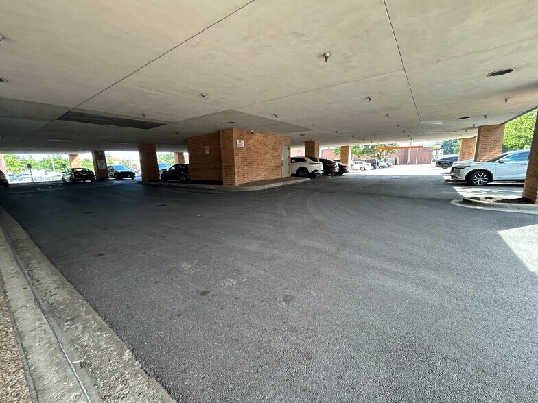 8831-8833 Gross Point Rd, Skokie, IL à louer - Photo du bâtiment - Image 3 de 19