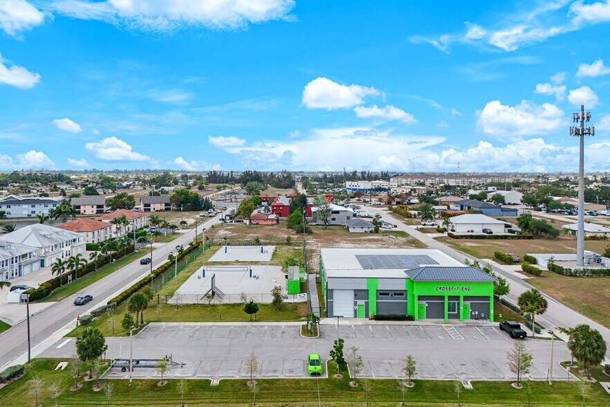 326 SW 2nd Ter, Cape Coral, FL à vendre - Photo du bâtiment - Image 3 de 5