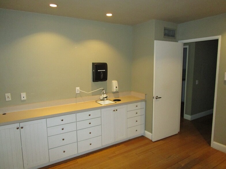 710 Brookside Ave, Redlands, CA for lease - Building Photo - Image 3 of 8