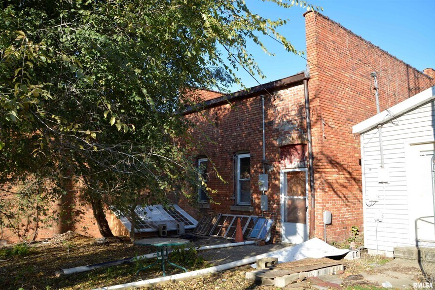 114 Market St, Colchester, IL à vendre - Photo du bâtiment - Image 2 de 10