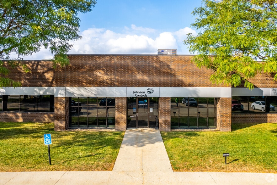 11300-11398 Aurora Ave, Urbandale, IA à louer - Photo du bâtiment - Image 2 de 5