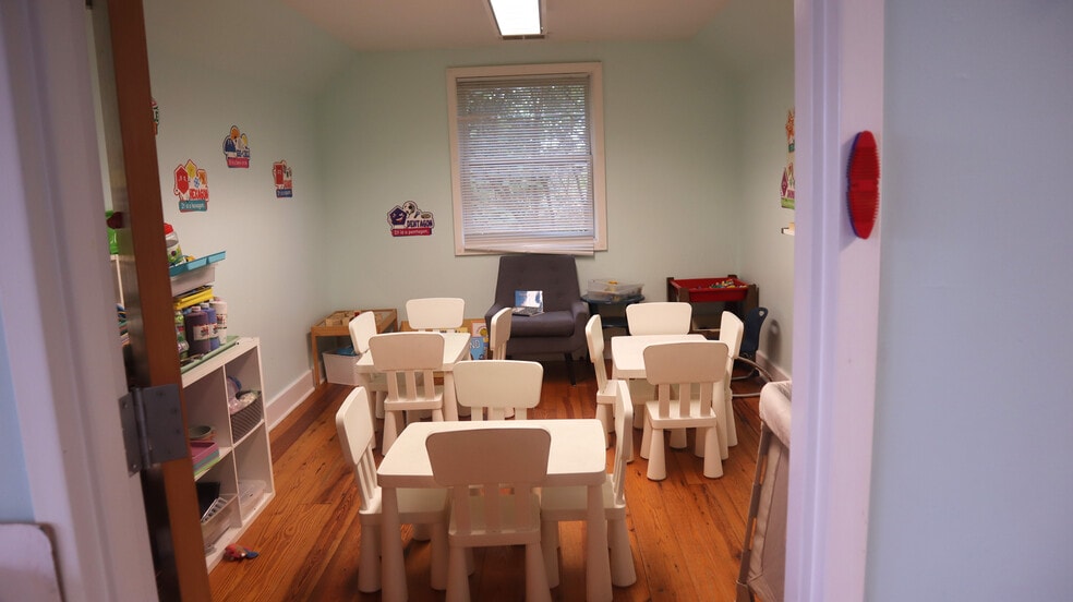 1181 Haynes St, Raleigh, NC for lease - Interior Photo - Image 2 of 5