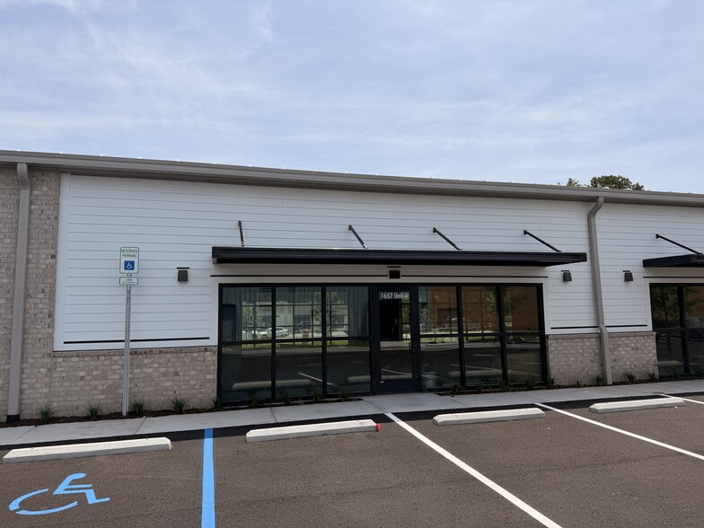 1657 Ashley Hall Rd, Charleston, SC for lease - Building Photo - Image 2 of 12