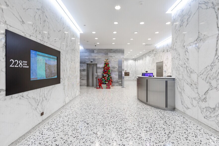 228 E 45th St, New York, NY à louer - Photo intérieure - Image 2 de 5