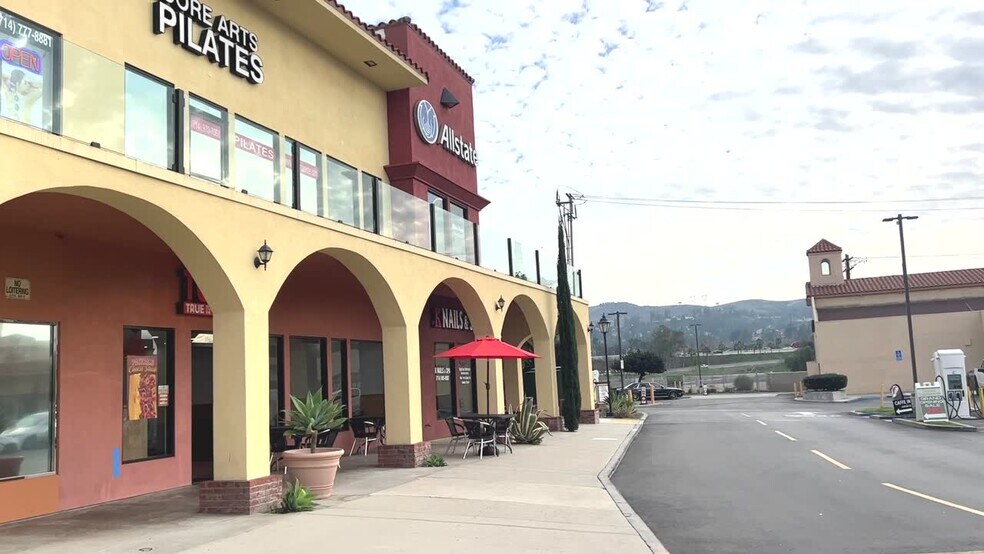 5624-5640 E La Palma Ave, Anaheim, CA à louer - Vidéo sur l’inscription commerciale - Image 3 de 30