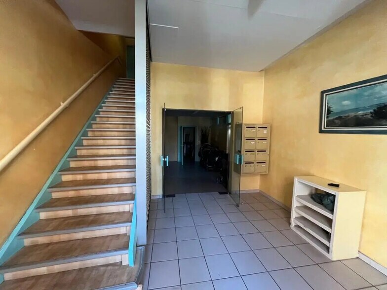 Bureau dans La Madeleine à louer - Hall d’entrée - Image 3 de 8