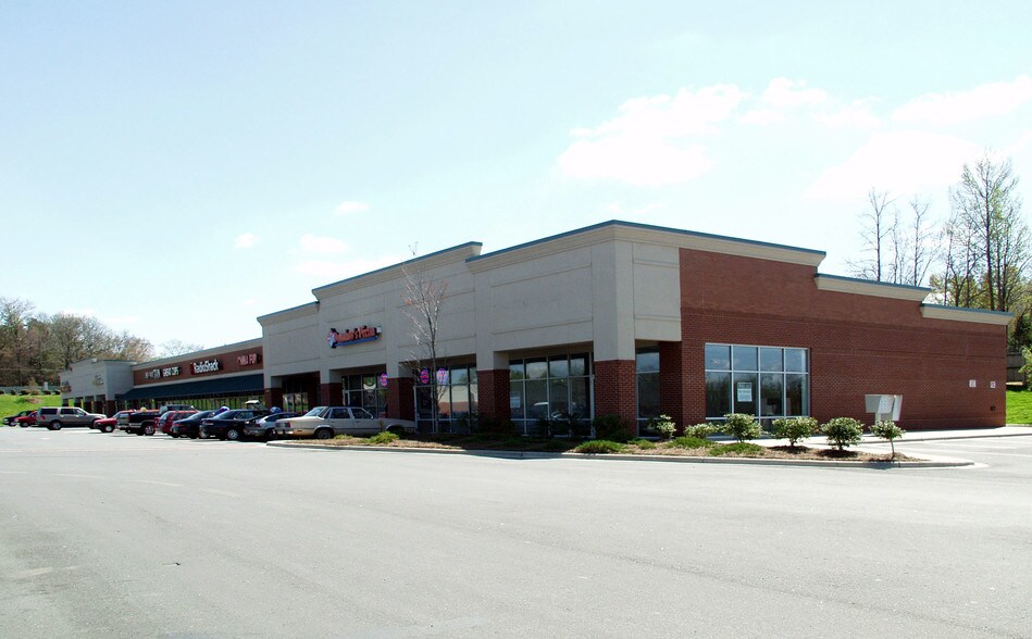 9020 Albemarle Rd, Charlotte, NC à louer - Photo du bâtiment - Image 2 de 17