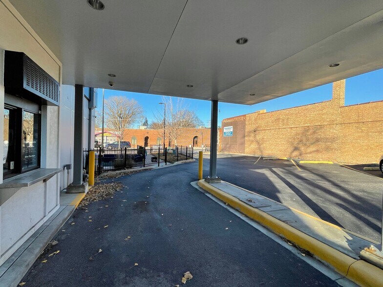 7555 N California Ave, Chicago, IL à louer - Photo du bâtiment - Image 2 de 29