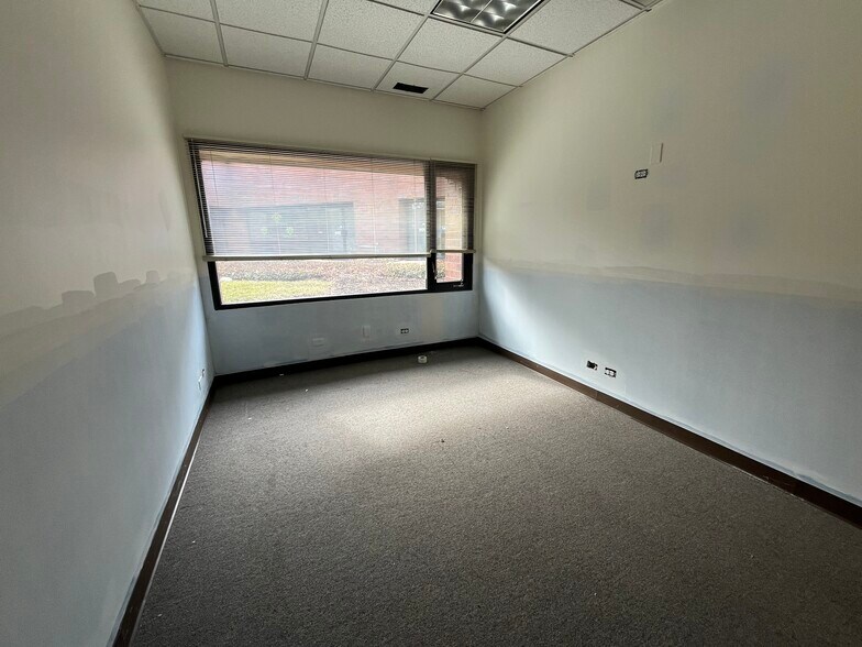 919 N Plum Grove Rd, Schaumburg, IL à vendre - Photo du bâtiment - Image 2 de 13