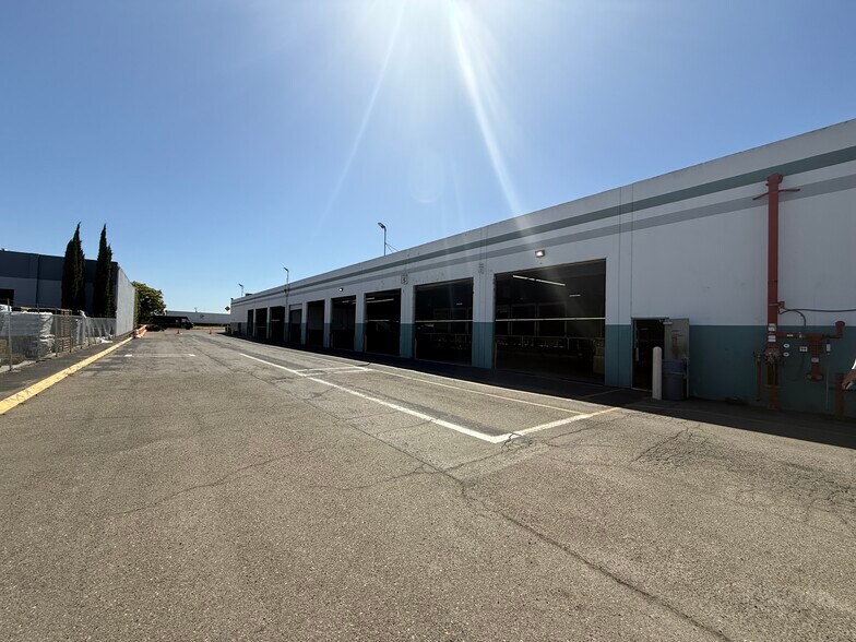 1440-1532 N. Broadway Ave portfolio of 2 properties for sale on LoopNet.ca - Building Photo - Image 2 of 11