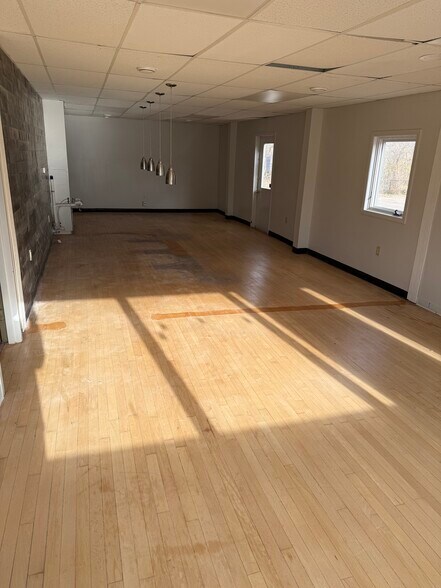 118 Spring St, Somerset, WI à louer - Photo du bâtiment - Image 2 de 5