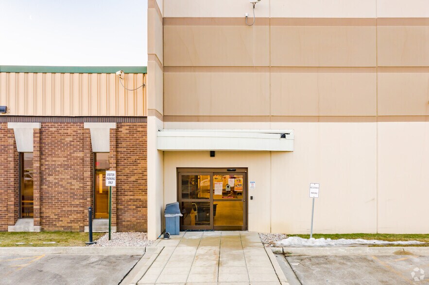 677 N Larch Ave, Elmhurst, IL à vendre - Photo du bâtiment - Image 3 de 9