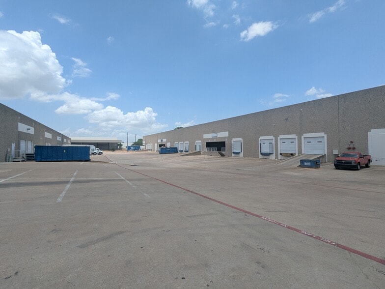 2450 114th St, Grand Prairie, TX à louer - Photo du bâtiment - Image 2 de 9