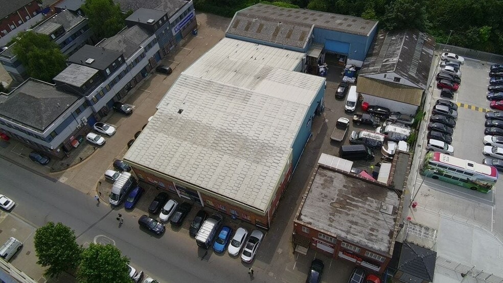 30 Commerce Rd, Brentford à vendre - Photo du bâtiment - Image 2 de 12