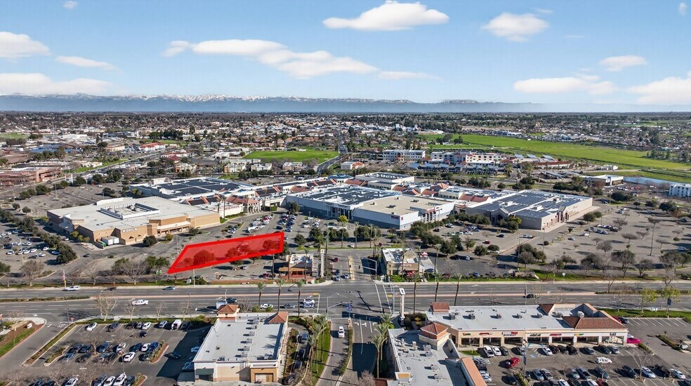 1695 W Lacey Blvd, Hanford, CA à vendre - Photo du bâtiment - Image 2 de 5