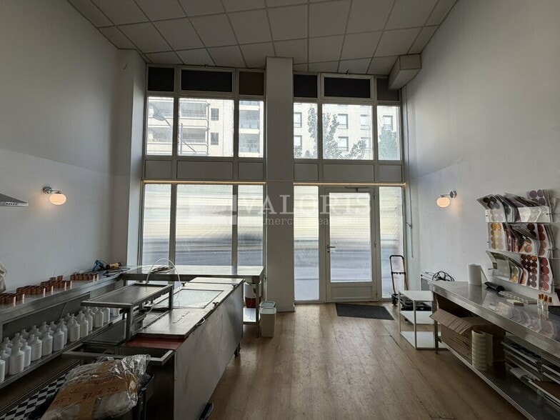 52 Avenue Roger Salengro, Villeurbanne for lease - Interior Photo - Image 2 of 11