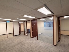 5811 Cooney Rd, Richmond, BC à louer Photo intérieure- Image 2 de 3