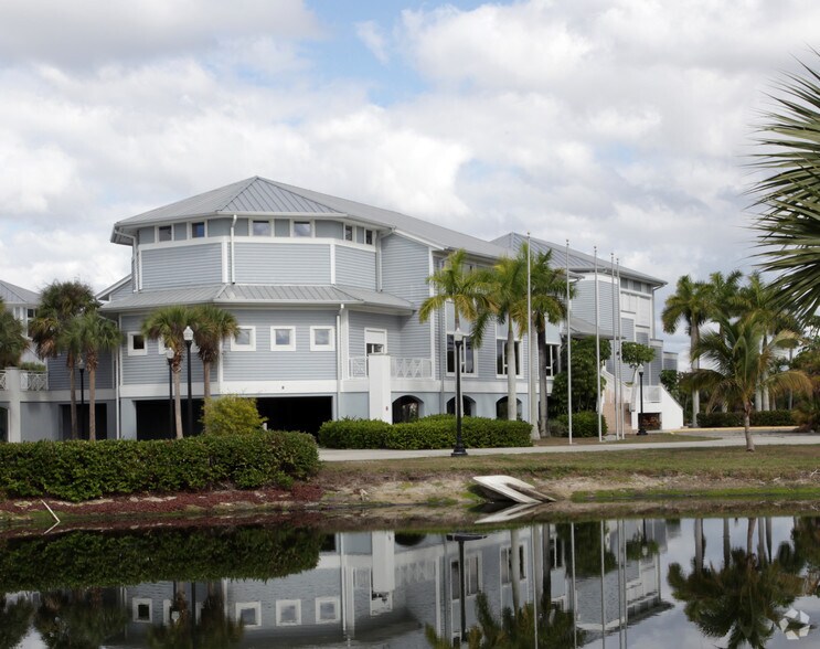 900 W Marion Ave, Punta Gorda, FL à louer - Photo du bâtiment - Image 2 de 5