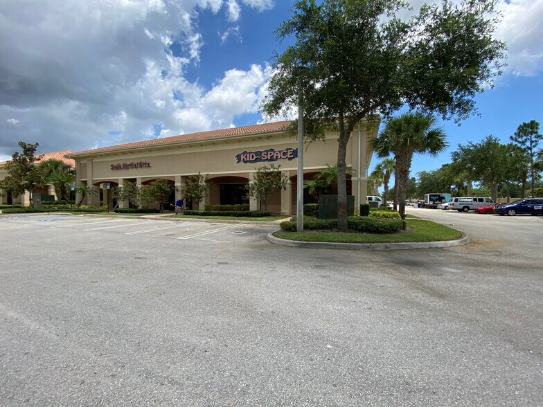 SW Port St. Lucie Blvd, Port Saint Lucie, FL à louer - Photo du bâtiment - Image 3 de 14