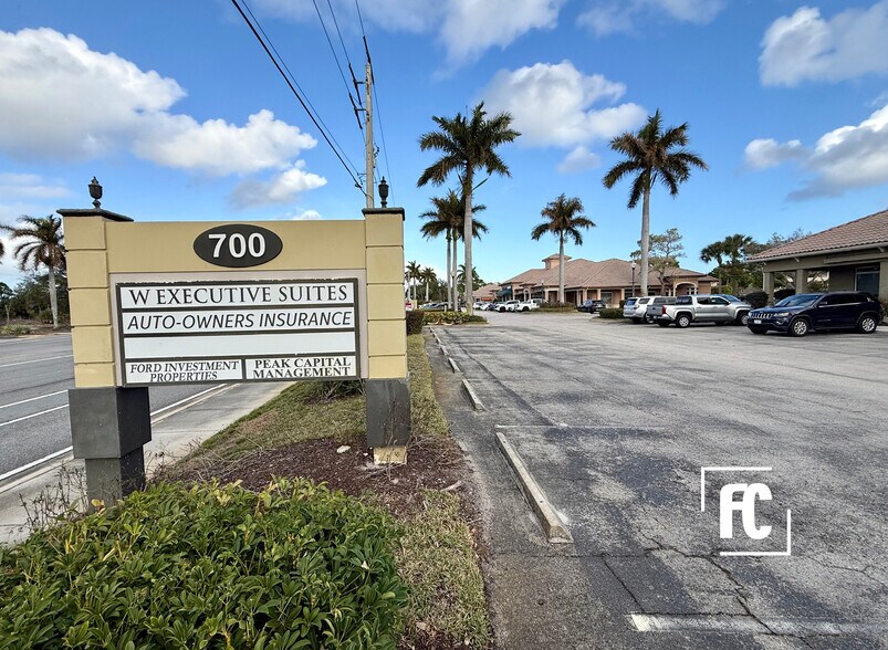 700-760 SE Indian St, Stuart, FL à louer - Photo du bâtiment - Image 3 de 11