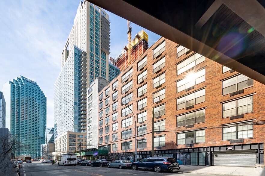 4260 Crescent St, Long Island City, NY for sale - Building Photo - Image 2 of 12