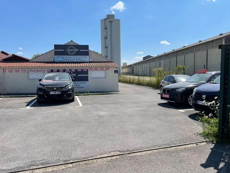 Flex in Pont-Sainte-Maxence for lease Building Photo- Image 1 of 5