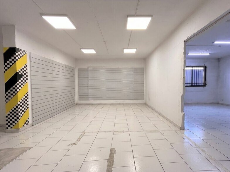 Retail in Antibes for sale - Interior Photo - Image 2 of 4