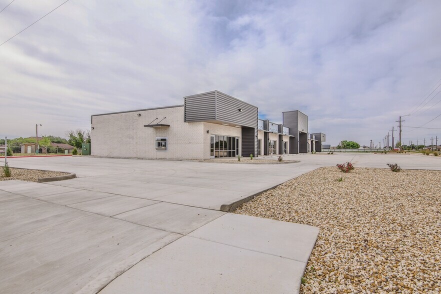 10617 University Ave, Lubbock, TX à louer - Photo du bâtiment - Image 2 de 12