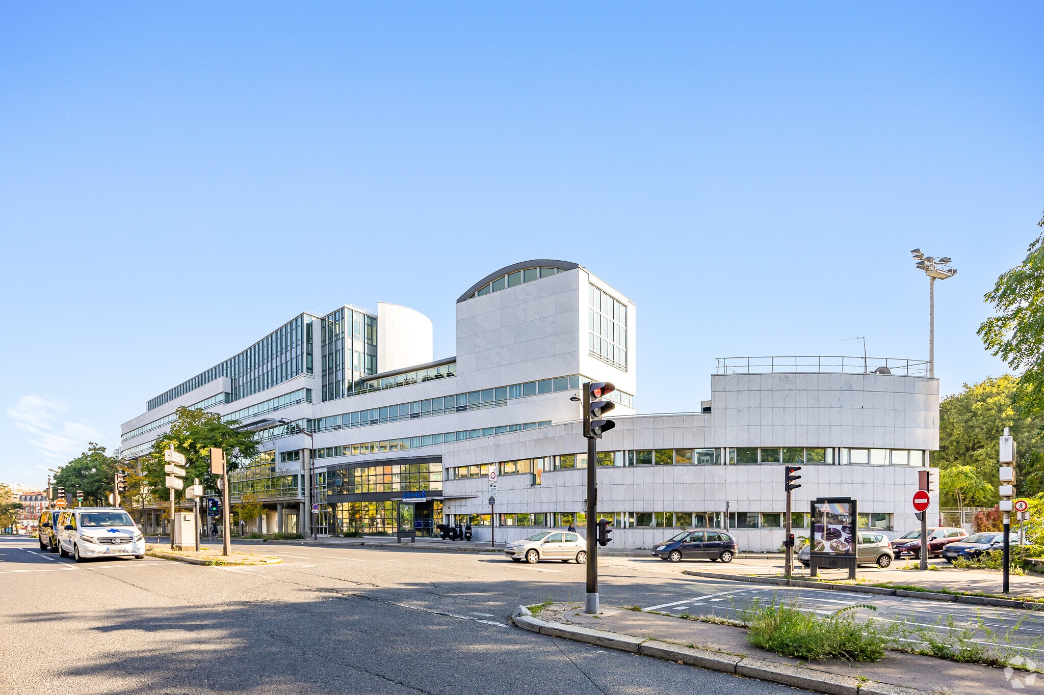 21-35 Avenue Pierre De Coubertin, Paris for lease Primary Photo- Image 1 of 9