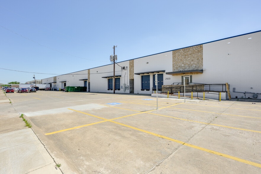 2838-2910 Anode Ln, Dallas, TX for lease - Building Photo - Image 2 of 8