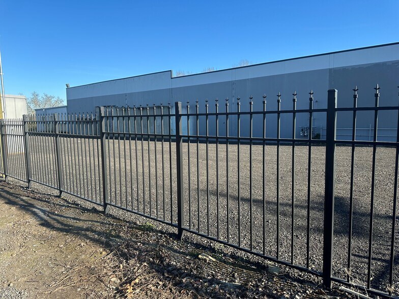 3931 Columbia Blvd, Portland, OR à louer - Photo du bâtiment - Image 3 de 5