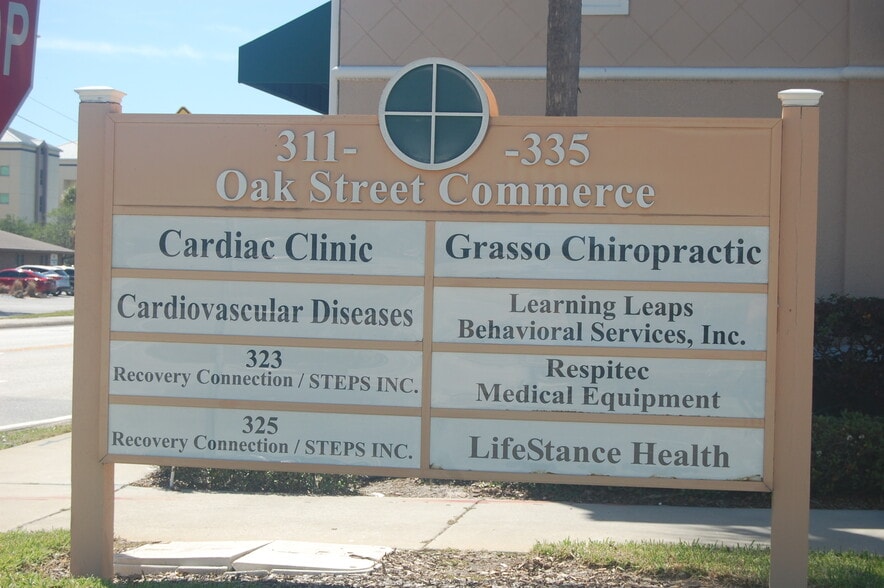 311-335 W Oak St, Kissimmee, FL for lease - Building Photo - Image 2 of 5