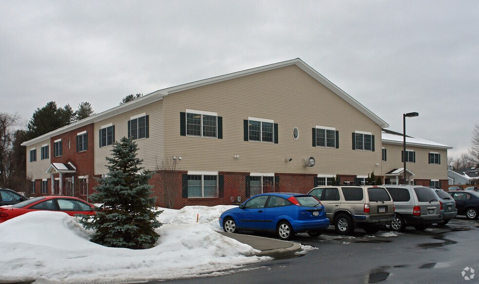 375 Bay Rd, Queensbury, NY à louer - Photo du bâtiment - Image 3 de 61