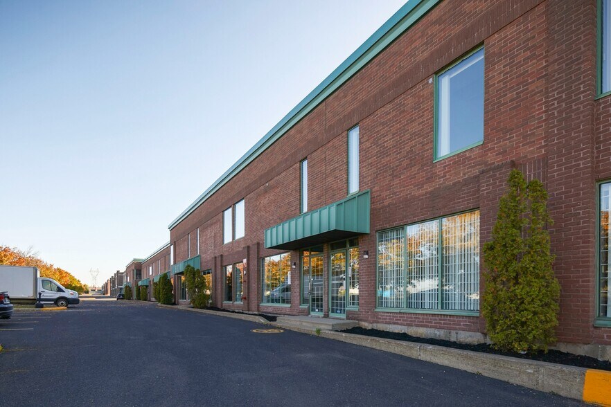 874-896 Rue Jean-Neveu, Longueuil, QC à louer - Photo du bâtiment - Image 3 de 16