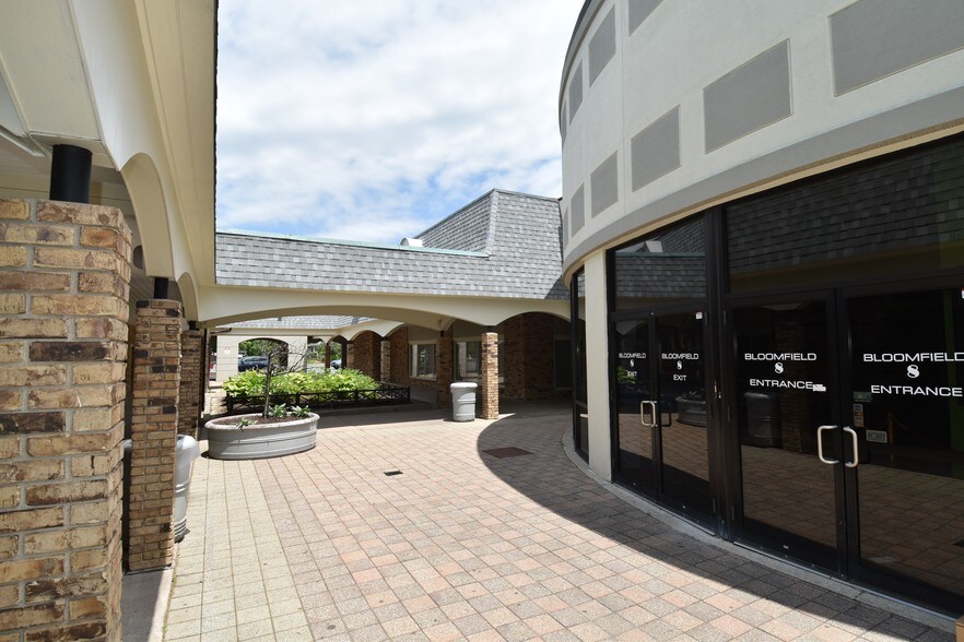 836 Park Ave, Bloomfield, CT à louer - Photo du bâtiment - Image 3 de 15