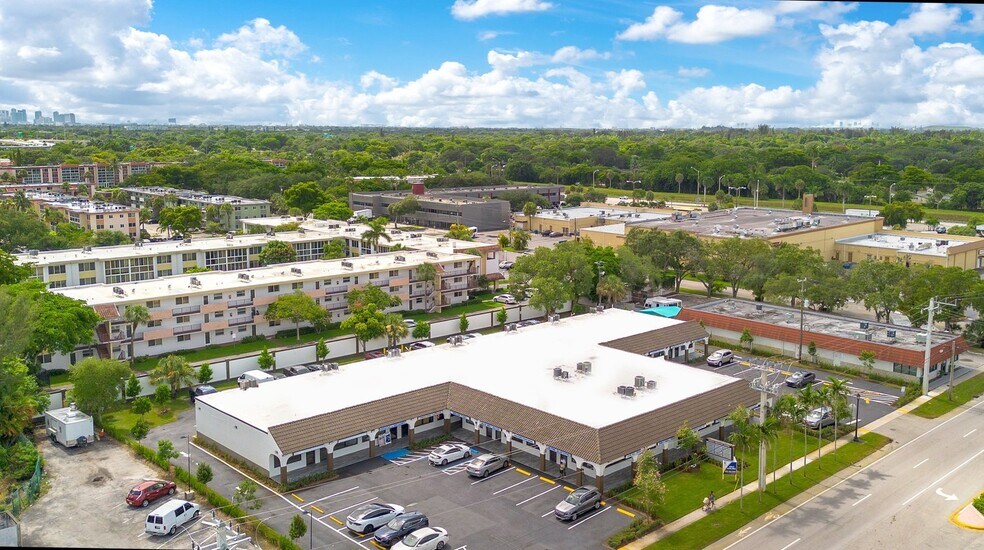 1064 Sunset Strip, Sunrise, FL à louer - Photo du bâtiment - Image 3 de 20