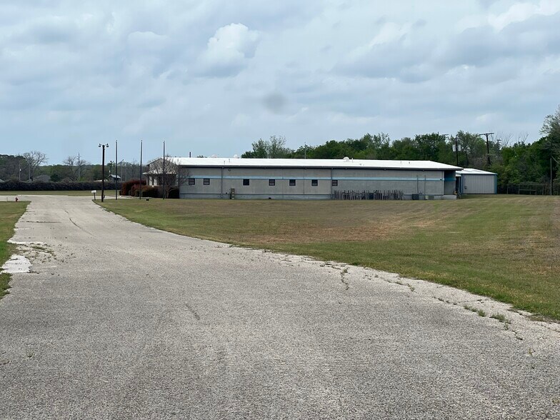 1402 Hawthorne St, Bastrop, TX for lease - Building Photo - Image 3 of 42