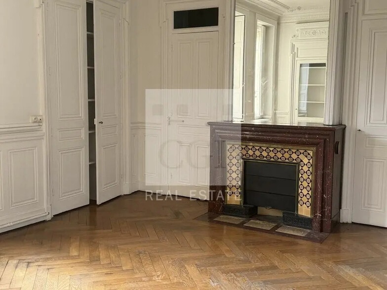 Multifamily in Lyon for sale - Interior Photo - Image 3 of 12