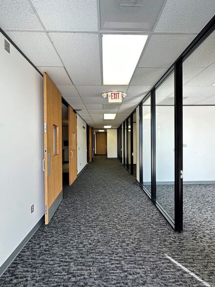 500 Century Plaza Dr, Houston, TX for lease - Interior Photo - Image 3 of 15