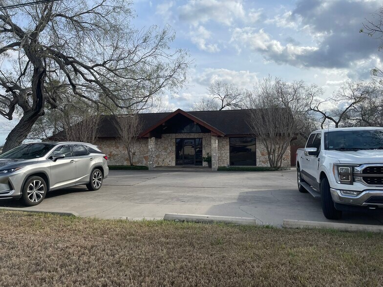 325 General Cavazos Blvd, Kingsville, TX à vendre - Photo du bâtiment - Image 2 de 10