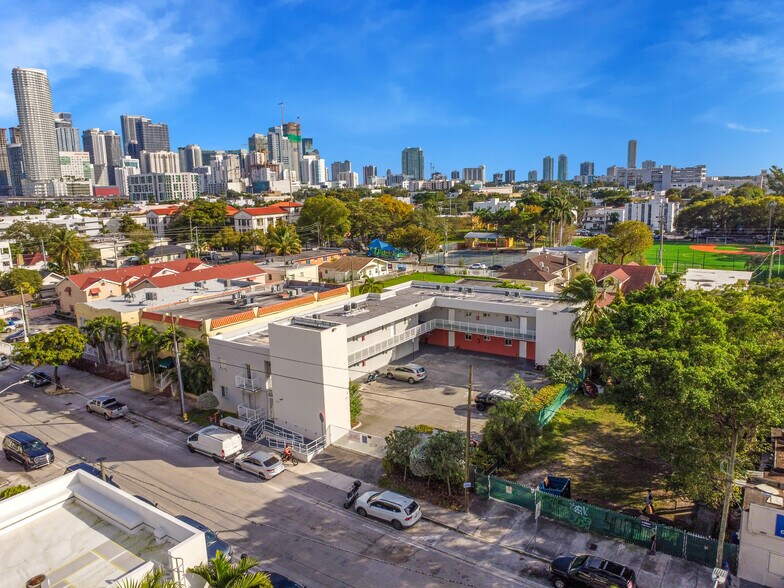 750 SW 2nd St, Miami, FL à vendre - Photo du bâtiment - Image 2 de 22